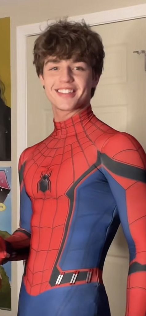 Spiderman Physique, Spiderman Cosplay Men, Caleb Rodriguez, Pale Boy, Spider Halloween Costume, Marvel Halloween Costumes, Superhero Halloween Costumes, Spiderman Man, Brown Hair Boy