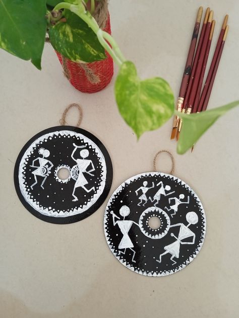 Warli painting on old cd ||Warli art ||Warli wallhanging #warlipainting #oldcdcraft Warli Art Wall Hanging, Cd Art Ideas, Old Cd Crafts, Worli Painting, Cd Wall Art, Canvas Art Painting Abstract, Warli Painting, Cd Wall, Cd Painting