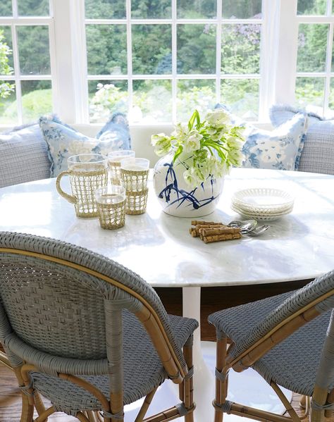 Modern Breakfast Nook, Breakfast Rooms, Coastal Cottage Decorating, Tulip Dining Table, Nook Table, Kitchen Breakfast Nooks, Eating Table, Kitchen Banquette, Classic Dining Room