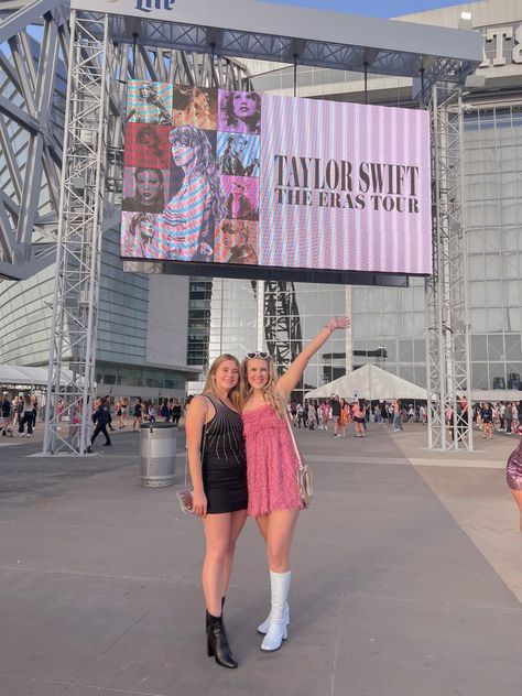 Eras Your Picture Ideas, Cute Concert Pictures, Taylor Swift Concert Picture Ideas, Taylor Swift Concert Pics, Taylor Swift Concert Photos, Cute Eras Tour Pics, Taylor Concert Pics, Eras Tour Poses, Eras Tour Pics