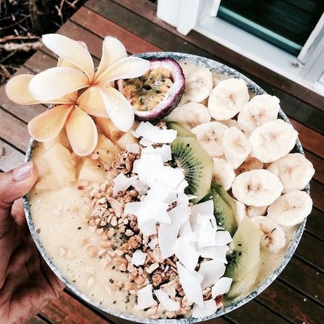 Tropical Smoothie Bowl Smoothie Bowl Vegan, Plats Healthy, Smoothie Bowl Recipe, Health Nutrition, The Roots, Beautiful Food, Pretty Food, Healthy Smoothies, A Bowl