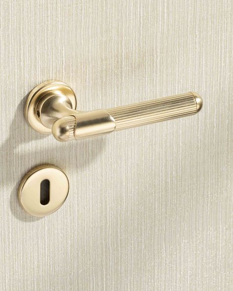 Field door handle - Matt Soft Gold Poignée de porte Field - Or Pâle Mat #Serdaneli #LuxuryBathroom #Bathroom #SalleDeBain #InteriorDesign #BathroomDesign #BathroomInspo #BathroomDecor #DreamBathroom #BeautifulBathroom #InstaBathroom #HomeDecor #LuxuryLifestyle #Hardware #DoorHandle Mortise Handle, Dream Bathrooms, Bathroom Inspo, June 15, Door Knob, Beautiful Bathrooms, Luxury Bathroom, Door Knobs, Door Handle