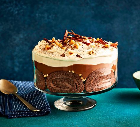 Chocolate trifle Baileys Tiramisu, Tiramisu Trifle, Baileys Recipes, Chocolate Trifle, Chocolate Custard, Trifle Bowl, Trifle Desserts, Trifle Recipe, Christmas Dessert