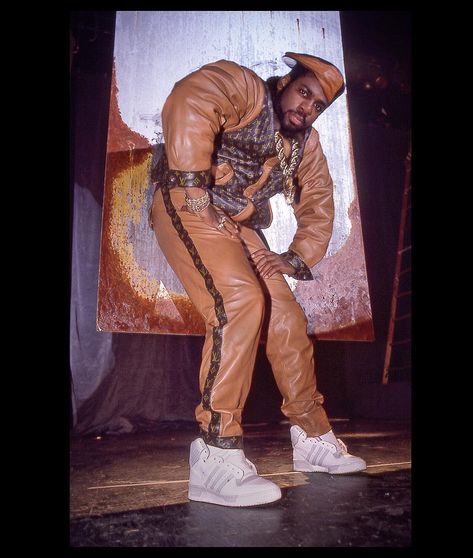 glenefriedman JAM MASTER JAY of Run-DMC sporting his Dapper Dan LV Suit to the extreme. On stage at The World , an old Lower East Side club here in Manhattan where we all used to frequesnt and where they fimed a sequence for the movie TOUGHER THAN LEATHER. Y’all know Jay was the best. R.I.P. #inspiration #integrity #JamMasterJay #JasonMizell #JMJ #TogetherForever #Film #HipHop #DJ #TheBestDJ #MardiGras #GoldRope #DookieChain #TougherThanLeather #NextBook 80s Hip Hop Fashion, Jam Master Jay, Jamel Shabazz, Cultura Hip Hop, Mode Hip Hop, 80s Hip Hop, 80s Photos, Hip Hop Party, Real Hip Hop