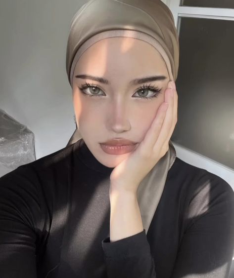 Maliha Xoangxa, Hijab Makeup, Arabic Makeup, Woman Photo, Makeup Accesories, Ethereal Makeup, Arabian Beauty Women, Makeup Tutorial For Beginners