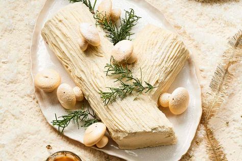 Our beautiful White Christmas Bûche de Noël is a vanilla yule log cake that will be the centerpiece of your Christmas celebration. Meringue Mushrooms, Bookshelf Inspo, Vanilla Desserts, Fab Cakes, Yule Log Cake, Log Cake, Vanilla Sponge, Yule Log, Vanilla Custard