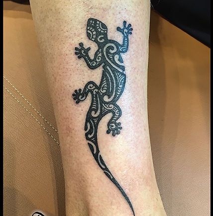 Galeries Photos Tatouages sur pied Gekko Tattoo, Aussie Tattoo, Tahiti Tattoo, Gecko Tattoo, Mum Tattoo, Spiral Tattoos, Lizard Tattoo, Tattoos Black Women, Small Tats