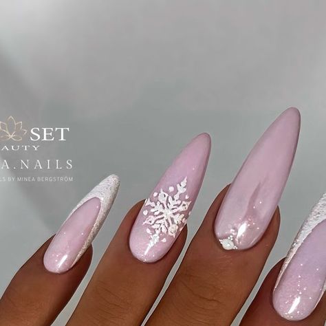 Nails By Minea Bergström on Instagram: "Winter vibes ❄️❄️❄️ ————————————————————————— Products used: • One Stroke Gel French White • Fairy Builder Gel Princess • Perfect Match Ice Opal • Glass Chrome Pigment • Crystal Shine Top Coat Products from @jet_set_beauty_nails 💅🏼 ————————————————————————— #glitternails #frenchnails #winternails #chromenails #snowflakenails #whitenails #christmasnails ————————————————————————— #rakennekynnet #geelikynnet #gelnails #gelenaglar #nailsofinstagram #nailsoftheday #nailinspiration #rakennekynnetjoensuu #geelikynnetjoensuu" Almond Gel Nails, Snow Nails, White Fairy, Nail Effects, Indigo Nails, Cute Christmas Nails, Seasonal Nails, Xmas Nails, Birthday Nails