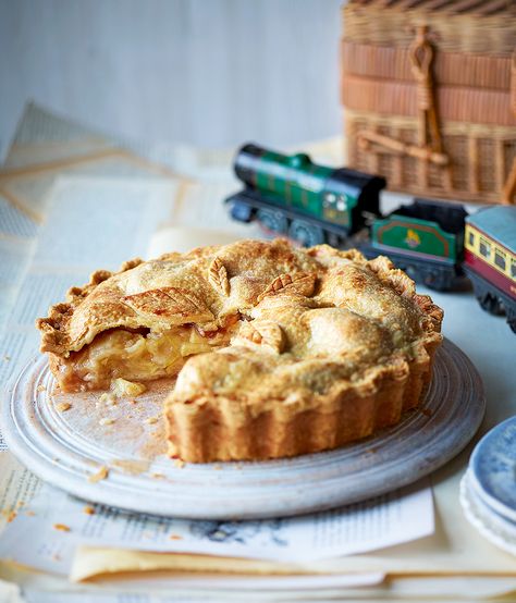 Our cold apple pie recipe is inspired by Edith Nesbit's 'The Railway Children' in which the children eat it for breakfast. Edith Nesbit, Quick Puddings, Classic Apple Pie Recipe, The Railway Children, Shortcrust Pastry Recipes, Dessert Pies, Apple Crumble Pie, Sweet Bakes, Picnic Recipes