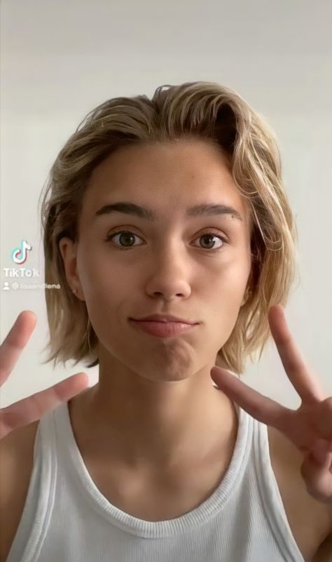 Short Blond Haircut Women Straight, Lena Mantler Short Hair, Lena Mantler Hair, Androgynous Hair Straight, Shirt Haircuts For Women, Short Hair Tiktok, Shirt Hair Cuts, Lisa And Lena, Shortish Hair