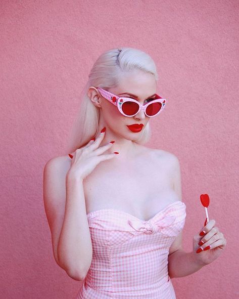 cute vintage look with pink gingham top, red nails, and retro sunglasses. #vintageinspired #vintagestyle #gingham Ashlyn Coco, The 50s Fashion, Pin Up Models, Pink Gingham, Everything Pink, Pin Up Style, Pink Outfits, Instagram Foto, Round Sunglass Women