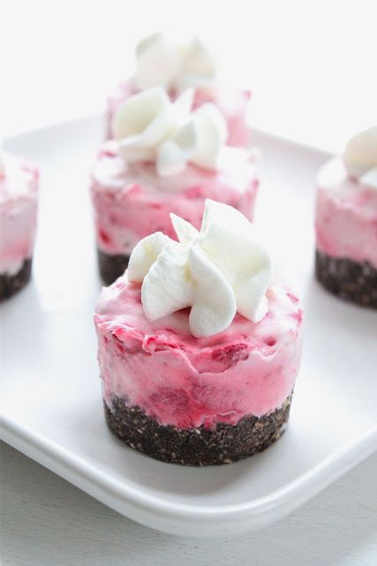 NO BAKE MINI RASPBERRY CHEESECAKES. 1/2 cup confectioner's sugar, you can use 3/4 cup; 1 tablespoon Agar powder, or gelatin instead; 1/4 cup hot water; 8 oz low fat cream cheese; 1/4 cup heavy cream; 10 oz organic raspberries (frozen); 1/3 cup oats, gluten free; 1 tablespoon chia seeds; 8 graham crackers, gluten free; 4 tablespoon butter, melted; 1 tablespoon almond milk; 1 tablespoon dark cocoa powder Raspberry Cheesecakes, Small Desserts, Raspberry Cheesecake, Mini Cheesecakes, Bake Desserts, Eat Dessert, Mini Desserts, Yummy Desserts, Decadent Desserts