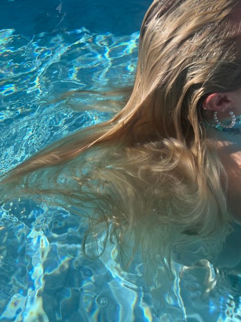 crystal clear blue water with small rainbow ripples. blond wet hair flowing in the water with a stillness and calming  vibe on a sunny day. Blue Mermaid Aesthetic, Underwater Hair, Crystal Blue Water, Hair Flowing, Pretty Blonde Hair, Mermaid Wallpapers, Art Assignments, Water Aesthetic, Water Background