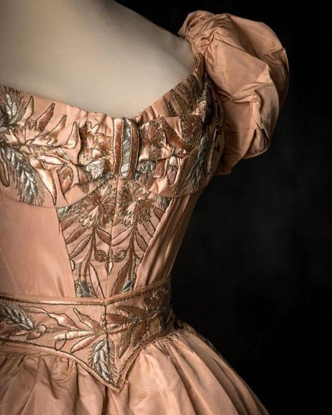 Arden Conroy || Author on Instagram: "Court dress with train probably belonging to the Duchess of Berry, Marie-Caroline de Bourbon-Siciles (1798-1870) Every once in a while I come across a dress from the first half of the 19th century that must be shared. Pink and gold changeable taffeta, with embroidered motifs of carnations and leaves. Exceptional court dress with train, c. 1828, maker unknown, Tessier & Sarrou et Associés . . . . . . . . . . #1820s #1820sfashion #historicaldress #historicd French Court Dress, Court Clothes, 1820s Fashion, Crinoline Dress, Tea Gown, Court Dresses, Dress History, Regency Fashion, 19th Century Fashion