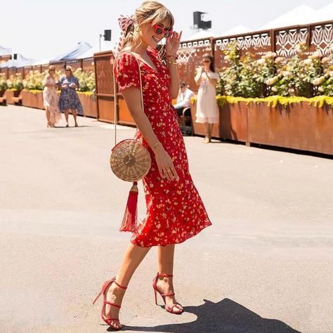 e6d8545daa42d5ced125a4bf747b3688desc36291416ri Walking Down The Street, V Neck Midi Dress, Vestidos Vintage, Midi Dress Summer, Inspired Outfits, Wrap Dress Floral, Floral Dress Summer, Mode Vintage, Mode Inspiration