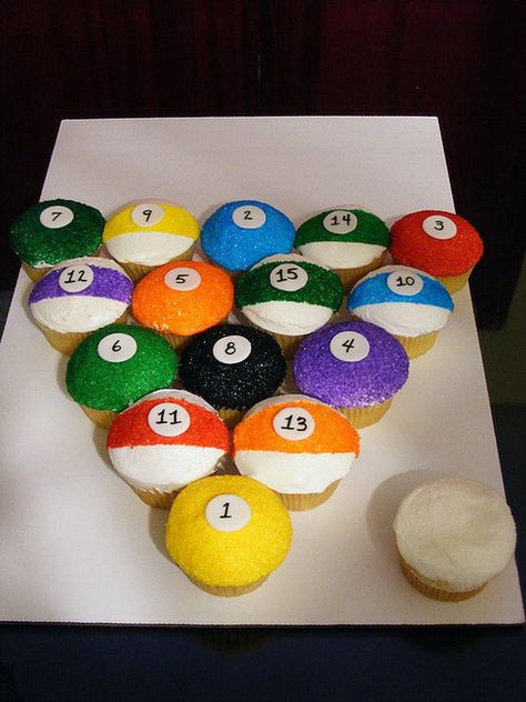 Cupcake Decorating Ideas | Cool Themed Cakes & Cupcake Decorating Ideas For Dad On Fathers Day ... Pool Cupcakes, Cupcakes Bonitos, Deco Cupcake, Cupcakes Design, Fathers Day Cupcakes, Cupcakes For Men, Pull Apart Cupcake Cake, Cake Pulls, Minion Cupcakes