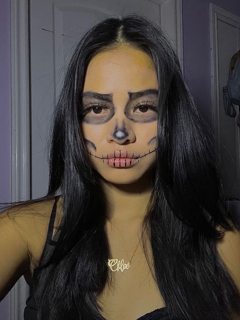 Tiktok Skeleton Makeup, Skeleton Makeup Tiktok, Skeleton Eyeshadow, Skull Makeup Half Face, Skull Face Makeup, Spooky Makeup, Halloween Mujer, Ideas Maquillaje, Warrior Paint