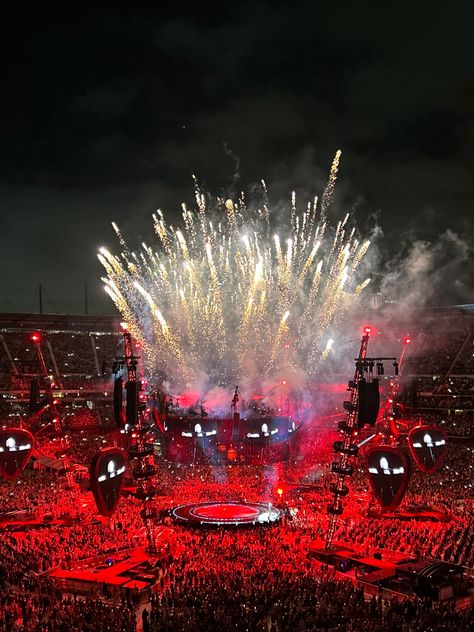 Red Concert Aesthetic, Grammys Aesthetic, Rock Concert Aesthetic, Red Concert, Fluffy Chair, Concert Crowd, Rosé Concert, Coldplay Concert, Rock Aesthetic