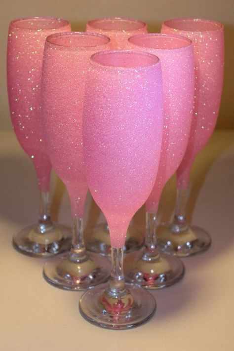 Glass Decor Ideas, Pink Wine Glasses, Diy Glasses, Deco Ballon, Glitter Wine Glasses, Glitter Champagne, Diy Wine Glasses, Decorated Wine Glasses, Flute Glasses