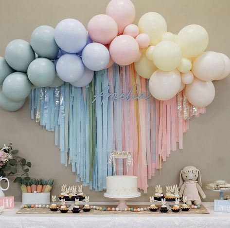 Backdrop Gender Reveal, Simple Balloon Decoration, Backdrop Fringe, Idee Babyshower, Pastel Birthday, Simple Birthday Decorations, Backdrop Birthday, Fringe Backdrops, Pastel Balloons