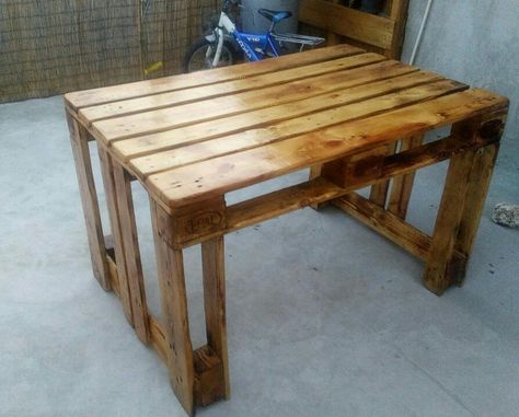 Wooden Pallet Table Outdoor, Pallets Table Ideas, Pallette Tables, Table En Palette, Pallet Table Ideas, Pallet Table Outdoor, Pallet Ideas For Outside, Table Made From Pallets, Diy Pallet Table