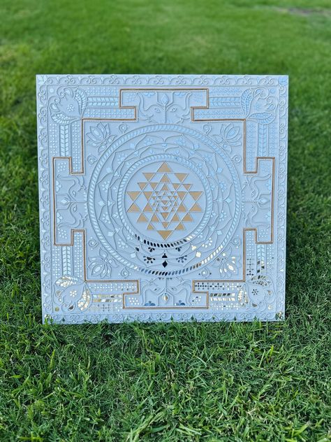 Shree Yantra Lippan Art, Mandala Wall Art Murals, Limpan Art, Lippan Artwork, Laxmi Yantra, Acrylic Beginner, Mirror Canvas Art, Shree Yantra, Painted Mirror Art