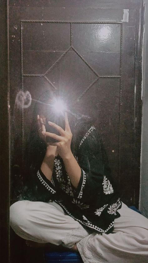 Night Selfies Snapchat, Lakhnavi Kurta, Hide Pic, Lucknowi Kurta, Eid Looks, Girly Swag, Hide Face, Best Friend Pictures Tumblr, Best Poses For Pictures