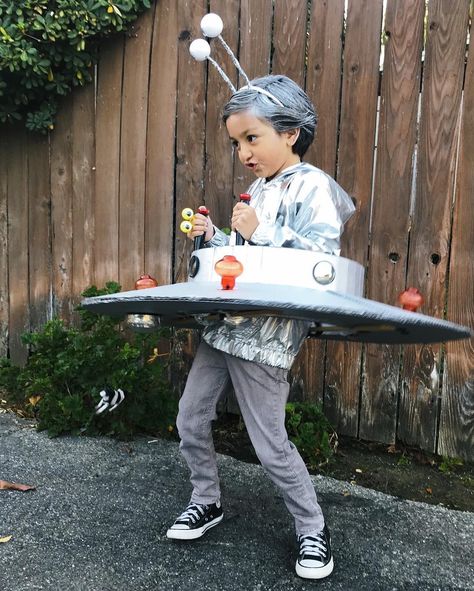 mary ➕ FIVE on Instagram: “I would let this little alien abduct me any day! 🛸🛸🛸  #Halloween #Costume #DIYCostume #Alien Alien Umbrella Costume, Diy Spaceship Costume, Alien Abduction Halloween Costume, Abducted By Alien Costume, Ufo Costume Diy, Diy Ufo Costume, Family Alien Halloween Costumes, Male Alien Costume, Alien Dress Up