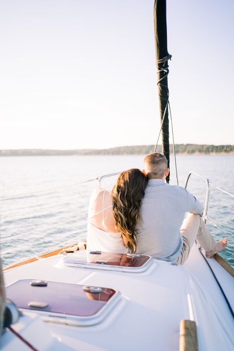 Boat Photoshoot Ideas Couple, Yacht Couple Photoshoot, Couple Boat Photoshoot, Yacht Prenup Shoot, Vintage Beach Photoshoot, Boat Couple Pics, Sailboat Engagement Pictures, Yatch Boat Couple Shoot, Yatch Boat Engagement