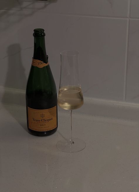 Romantic date night ideas couples date night photography veuve clicquot champagne Champagne Glasses Aesthetic, Celebration Champagne, Night Before Wedding, Kitchen Aesthetic, Currently Reading, Glass Of Champagne, Champagne Toast, Veuve Clicquot, Manifestation Board