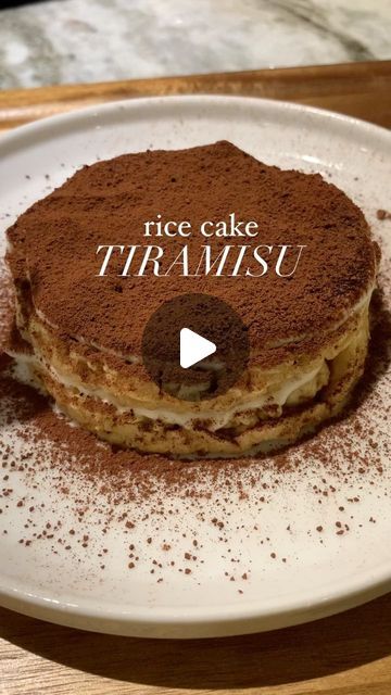 Chloe | Recipe Creator on Instagram: "I took the rice cake trend a bit overboard 😅 here you go. rice cake tiramisu. you’re welcome. 😉  vegan | easy | single serve | low sugar  all you need is: 2 rice cakes coffee or espresso (just enough to dip) sweetener of choice, adjust to taste (I used 1 tbsp total of monk fruit sweetener) splash of vanilla 60g vegan yogurt 30g vegan cream cheese cocoa powder  mix coffee/espresso with sweetener and vanilla. dip in the rice cakes (quickly or they’ll fall apart). mix yogurt, cream cheese, sweetener, and vanilla to make the cream layer. assemble with rice cake, cream and repeat. dust with cocoa powder using a fine mesh sieve. I put mine in the freezer for 30 mins but you can eat right away 🤤  __  #ricecake #ricecaketrend #reel #choc #tiramisu #easysnac Rice Cake Tiramisu Recipe, Rice Cake Tiramisu, Vanilla Dip, Yogurt Cream Cheese, Monk Fruit Sweetener, Rice Cake Recipes, Vegan Cream, Cake Cream, Monk Fruit