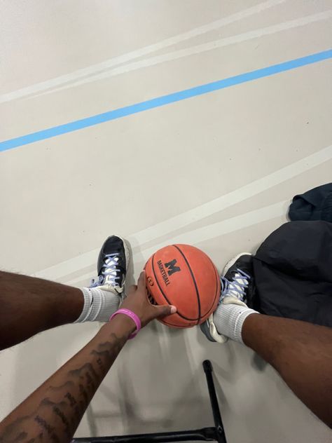 Mens Basketball Aesthetic, Basketball Training Aesthetic, Basketball Boy Aesthetic, Basketball Players Aesthetic, Lebron Dunk, Basketball Snap, Basketball Outfits, Basketball Pics, Basketball Boys