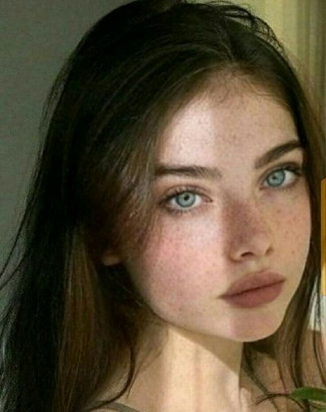 Brunette Green Eyes, Men Aesthetic Outfits, Women With Freckles, Portraiture Painting, Curly Hair Women, Model Face, Angel Face, New Funny Videos, Brown Eyes