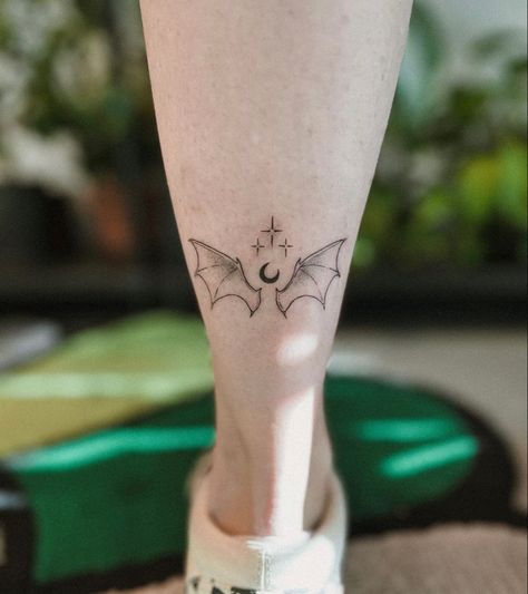 Batwing Tattoos, Acomaf Tattoo Ideas, Acomaf Tattoo, Bookish Tattoos, Basic Tattoos, Bat Tattoo, Fantasy Tattoos, Fire Tattoo, Cute Tiny Tattoos