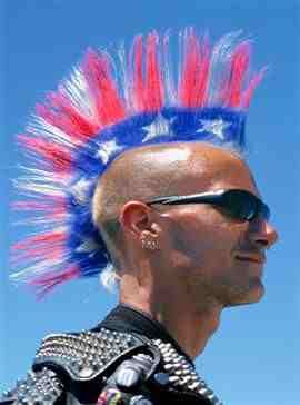 Patriotic hairdos 80s Hairstyles Men, Cool American Flag, Cultura Punk, Mohawk Haircut, Mohawk Hairstyles Men, Temporary Hair Dye, Mohawks, Wacky Hair, Mohawk Hairstyles