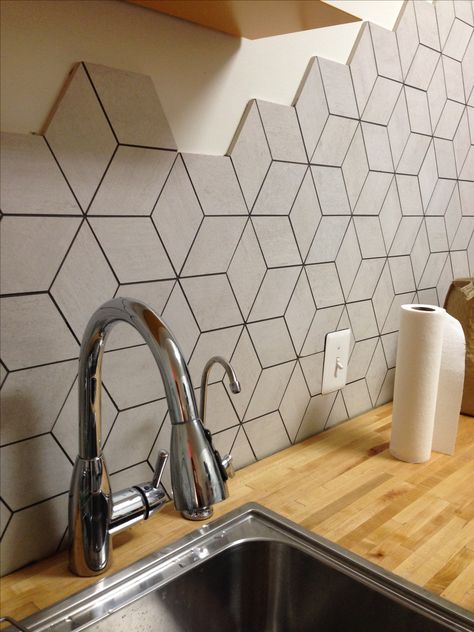 #carrelage #wall #design #decoration #deco #graphique #géométrique #hexagonal Backsplash With White Cabinets, Trendy Kitchen Backsplash, Hexagon Backsplash, Tiles Backsplash, Room Blue, Room Tiles, Bathroom Shower Tile, Bathroom Backsplash, Trendy Bathroom