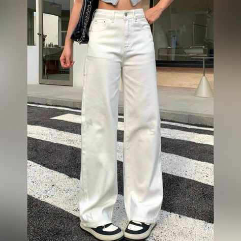 White Baggy Jeans Outfit Winter, White Wash Jeans Outfit, White Baggy Pants Outfit, White Straight Leg Jeans Outfits, White Jeans Baggy, Loose White Jeans, Wide Leg White Jeans Outfit, Baggy Jeans Outfit Winter, White Jeans Wide Leg