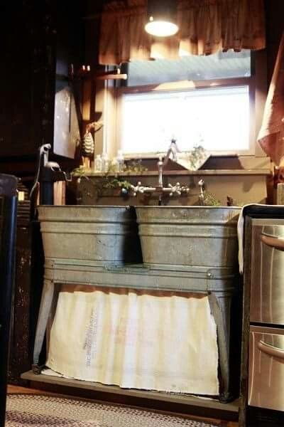 Chickens In My Kitchen Rustic Kitchen Sinks, Small Rustic Kitchens, Primitive Bathrooms, Outdoor Sinks, Wash Tubs, Tiny House Kitchen, Cabin Kitchens, Primitive Kitchen, Tiny Cabin