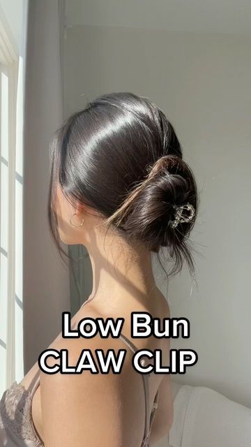 Perfect Claw Clip Bun, How To Put On Hair Clip, Wedding Hairstyles Claw Clip, Elegant Clip Hairstyles, Buns With Claw Clips For Long Hair, Hairstyles For Medium Length Hair With Claw Clips, Claw Clip Bun Tutorial Short Hair, Claw Hair Clip Hairstyles Long Hair, Cute Claw Clip Hairstyles For Medium Length Hair