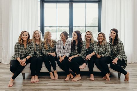 Bridal Party Flannels Fall Wedding, Bridal Party Flannels, Bridal Party Matching Flannels, Pre Wedding Bridal Party Outfits, Flannel Bridal Party Getting Ready, Bridesmaid Flannel Shirts Getting Ready, Wedding Party Flannels, Bachlorette Party Outfit Fall, Flannel Getting Ready Outfit