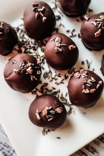 Lavender Truffles, Work Treats, Truffle Cookies, Dessert Truffles, Dark Chocolate Candy, Chocolate Ideas, Lavender Recipes, Vegan Dark Chocolate, Yum Recipes