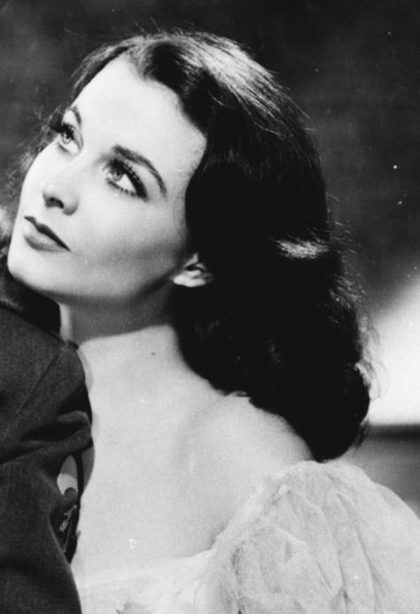 Vivien Leigh Vivian Leigh Gone With The Wind, Vivian Lee Vivien Leigh, Vivian Leigh, Picnic Inspo, Waterloo Bridge, Hedy Lamarr, Black Glamour, Jane Russell, Gene Kelly