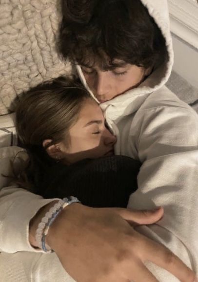 Hug In Bed, Boyfriend Hug, Cuddle With Boyfriend, Love Letters To Your Boyfriend, Boyfriend Day, Girls Cuddling, Teenage Couples, Hugs And Cuddles, I Need A Hug