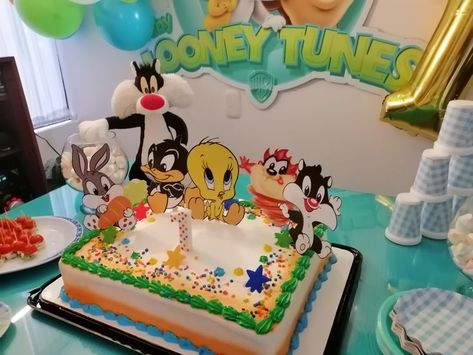 Idea para Decoración para fiesta Infantil Temática. #BabyLooneyTunes #Cumpleaños #FiestaInfantil #Piñata #Decoración #Globos Baby Looney Tunes, Baby Mickey, Baby Shower Decorations, Baby Shower, Pastel, Shower, Cake