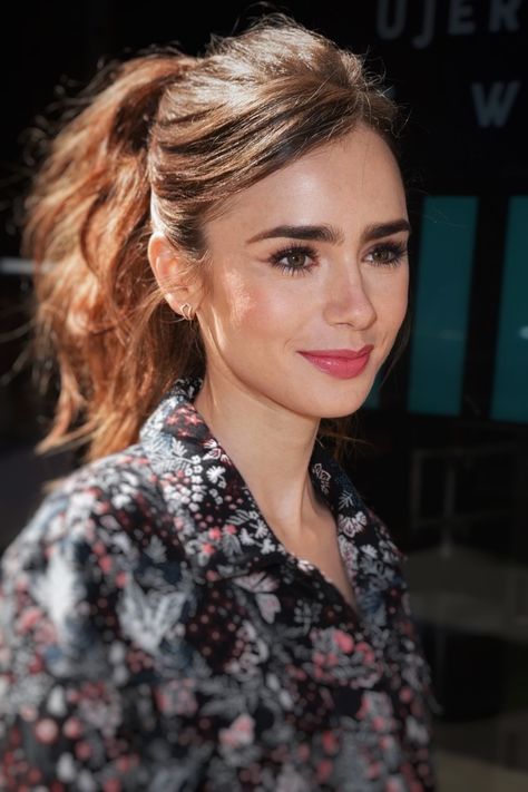 Lily Collins Lily Collins Makeup, ليلي كولينز, Simple Makeup Natural, Lily Collins Style, Blonde Dreads, Pretty Braids, Blonde Haircuts, Smink Inspiration, Caramel Hair