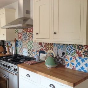 Patchwork Tiles Kitchen, Patchwork Tiles Floor, Patchwork Tiles Bathroom, Patchwork Kitchen, Moroccan Kitchen, Trendy Kitchen Tile, Trendy Kitchen Colors, Patchwork Tiles, Encaustic Tiles