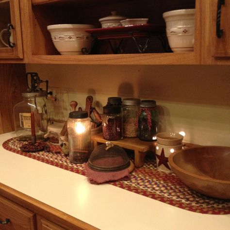 Kitchen counter...prim Dapur Rustic, Primitive Kitchens, Country Primitive Decor, Primative Decor, Primitive Homes, Prim Decor, Counter Decor, The Runner, Primitive Kitchen