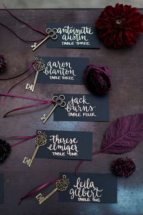 Bedroom Girly, Halloween Themed Wedding, Gold Wedding Inspiration, Festa Harry Potter, Wedding Favors Fall, Goth Wedding, Dark Wedding, Luxury Bedroom, Diy Wedding Favors