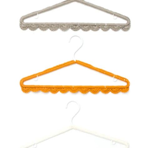 How to Upgrade Your Clothes Hanger with Yarn Hanger Covers, Crochet Scallop, Tops A Crochet, Crochet Scalloped Edge, Edge Crochet, Bernat Super Value Yarn, Border Stitch, Handmade Hanger, Plastic Clothes Hangers