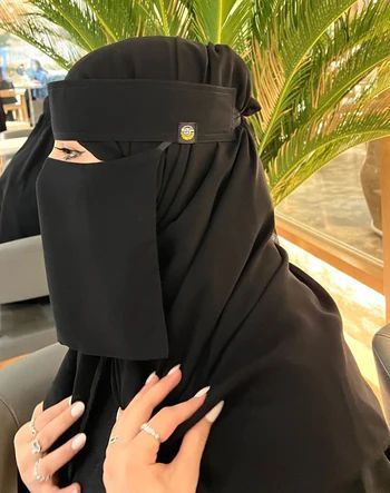 Saudi Niqab Aesthetic, Bedoon Essm Niqab, Saudi Niqab Style, Saudi Arabia Women Fashion, Naqab Design Muslim, Henna Quotes, Saudi Niqab, Niqabi Fashion, Saudi Abaya